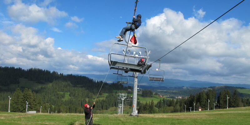 Szkolenie w stacji narciarskiej Rusiń-ski z zakresu ewakuacji kolei linowej w przypadku awaryjnego zatrzymania.